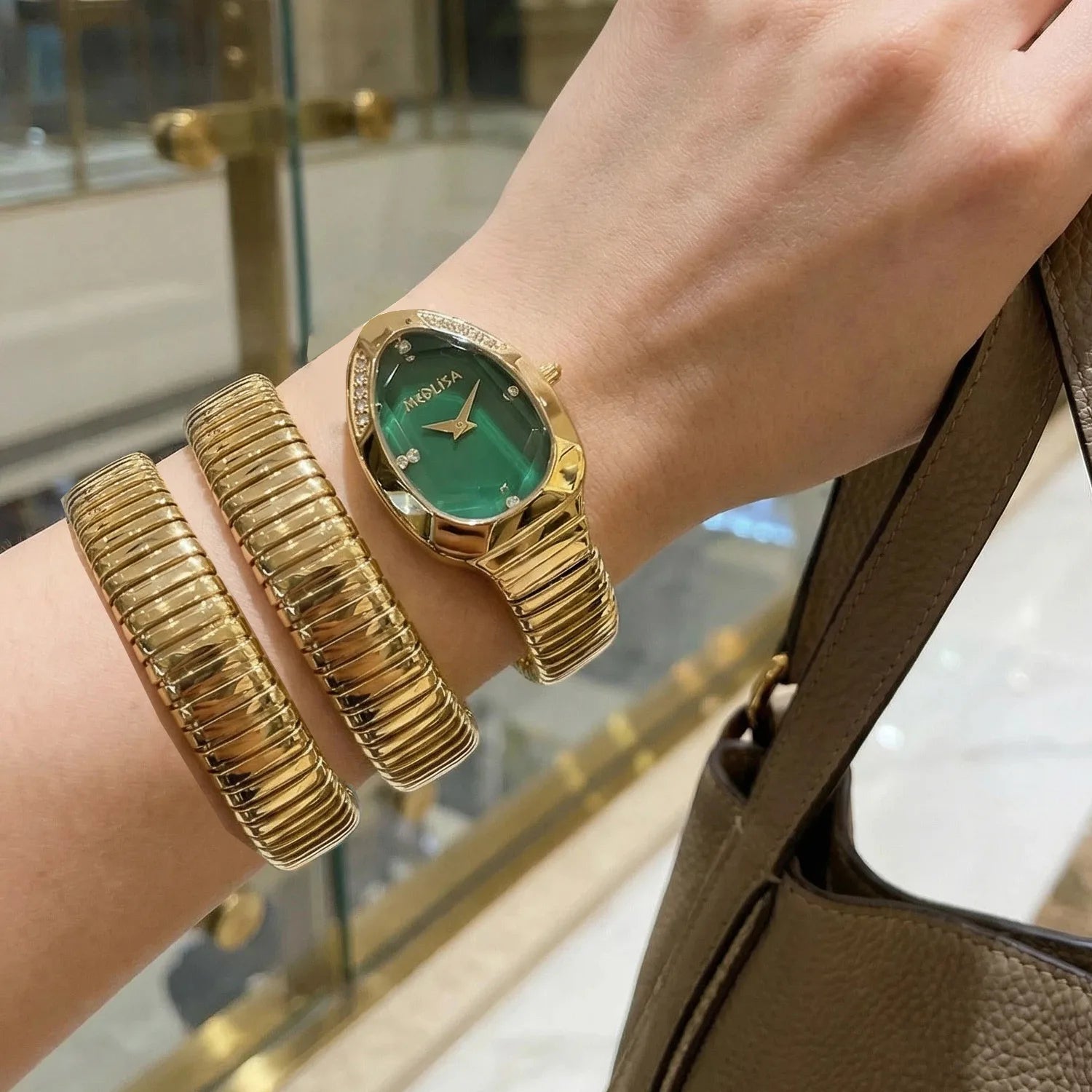 2026 High Quality Gold Diamond Set Snake Shaped Dress Watch Bangle Style Fashionable Unique Brand Same Style Women's Wristwatch